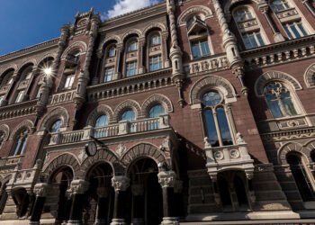 НБУ смягчил валютные ограничения для бизнеса: появился новый «заемный» лимит