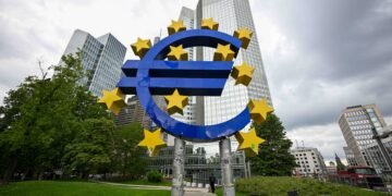 Глава Нацбанка Австрии: ЕЦБ придется реагировать, если евро продолжит дорожать