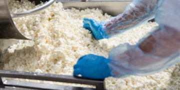 Молочный передоз. Как острый конфликт на молочном рынке влияет на цены в магазинах