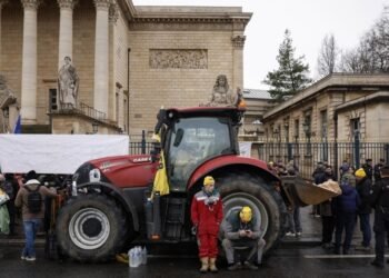 В Париже фермеры на тракторах протестовали против соглашения ЕС с Южной Америкой – фото