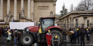 В Париже фермеры на тракторах протестовали против соглашения ЕС с Южной Америкой – фото
