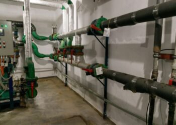 В Киеве начали сливать воду из систем отопления. КГГА говорит, что это не страшно