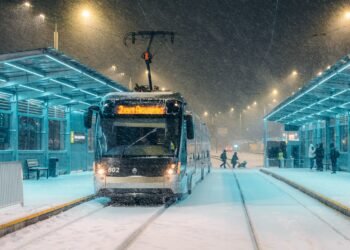 На левом берегу Киева остановился весь электротранспорт, в метро курсирует меньше поездов