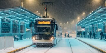 На левом берегу Киева остановился весь электротранспорт, в метро курсирует меньше поездов