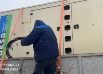 В Днепре начали запитывать многоэтажки напрямую от генераторов – видео