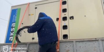 В Днепре начали запитывать многоэтажки напрямую от генераторов – видео