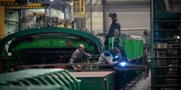 Крупнейший вагоностроительный завод Украины станет на четверть государственным: решение ВАКС