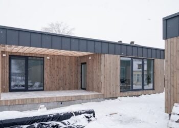 Япония передала селу под Киевом модульные дома: с солнечными панелями и Starlink – фото