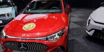 «Самый безопасный автомобиль года» отозвали из-за риска возгорания и поражения током – фото, видео