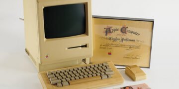 Более $500 тыс.: на аукционе к 50-летию Apple продают первую плату и первый чек компании