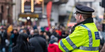 Босса британской полиции уволили за «лживый» отчет, созданный ИИ Copilot