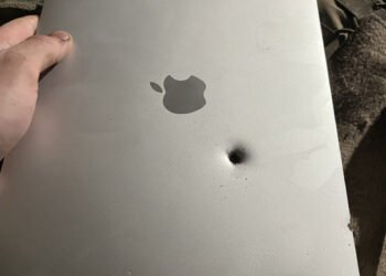MacBook Air M1 украинского солдата принял осколок снаряда, но до сих пор работает