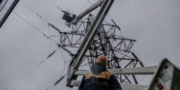 Необходимо создать энергетические батальоны для прифронта и обеспечить доплаты ремонтным бригадам энергетиков – Шмыгаль