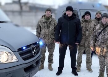 «Украинская команда» передала машину скорой помощи 143 ОМБр, — Палатный