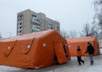 Киев почти на 60% без электричества, 4000 домов до сих пор без тепла, — Зеленский