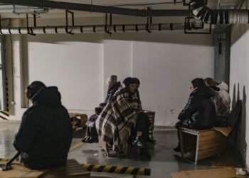 В Киеве объявили тревогу и раздаются взрывы: столица под ударом дронов