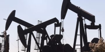 Санкции сработали: в России обвалилась добыча нефти, — Bloomberg