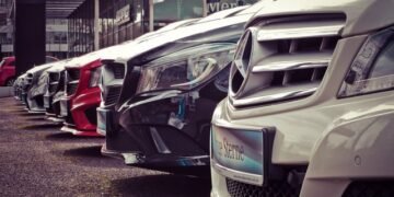 Налогом «на роскошь» в 2026 году будут облагаться более 20 марок легковых автомобилей стоимостью от 3,24 млн грн