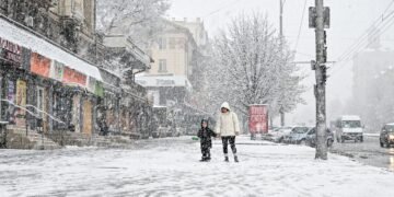 К морозам добавится снег и ветер: где сегодня ухудшится погода