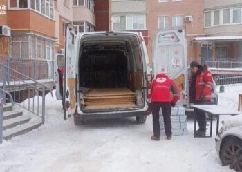 Сумы приходят в себя после атаки: в поврежденных домах восстанавливают тепло и латают окна