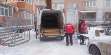 Сумы приходят в себя после атаки: в поврежденных домах восстанавливают тепло и латают окна