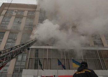 Пожар в отеле на Крещатике в Киеве: спасатели оперативно эвакуировали людей. ФОТО