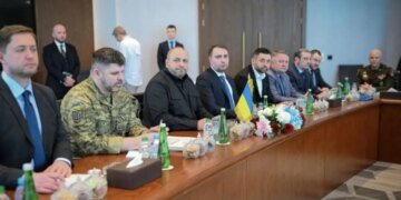 Абу-Даби: Киев, Москва и Вашингтон договорились о восстановлении каналов связи военных