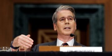 «Посмотрим, как пойдут мирные переговоры». Бессент не исключил новых санкций против России