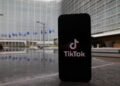 ЕС требует от TikTok выключить бесконечную прокрутку ленты, грозит штрафом