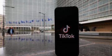 ЕС требует от TikTok выключить бесконечную прокрутку ленты, грозит штрафом