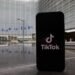 ЕС требует от TikTok выключить бесконечную прокрутку ленты, грозит штрафом