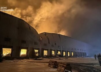 После атаки РФ горит склад Roshen в Киевской области – фото