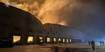 После атаки РФ горит склад Roshen в Киевской области – фото