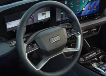 Audi A6 e-tron и Q6 e-tron 2027: кнопки снова на руле, ChatGPT в салоне и обмен данными о ямах
