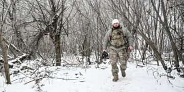 Украинцы разделились по Донбассу: 52% против уступок, 40% — за, — КМИС