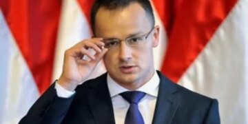 Дипломатическое мародерство: Сийярто оправдывает кражу украинских денег нелепыми фантазиями