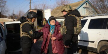 Эвакуация на Запорожье продолжается: спасатели вывозят людей из прифронтового района. ВИДЕО