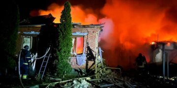 Ужас в Харьковской области: в результате удара российского беспилотника по жилому району загорелись дома, есть раненые. ФОТО