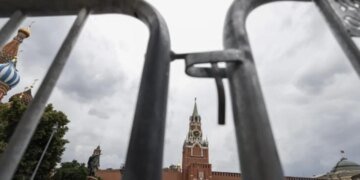 Цифровой суицид: путинистка Латынина предрекла экономике РФ «черных лебедей»