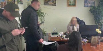 Коррупционный скандал в Сумской области: налоговицу поймали на взятке