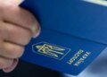 Конец консульскому аду: МИД упростил выдачу паспортов для миллионов украинцев за рубежом