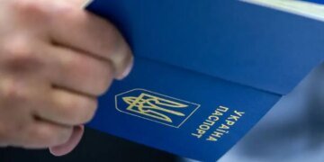 Конец консульскому аду: МИД упростил выдачу паспортов для миллионов украинцев за рубежом