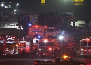 Самолет столкнулся с пожарной машиной при взлете в Нью-Йорке