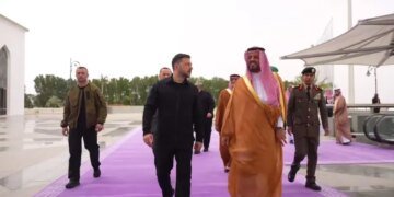 Дипломатический десант: Зеленский прилетел к саудитам поговорить о безопасности. ВИДЕО