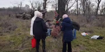 Память в яме: мариупольцы помянули убитых соседей там, где оккупанты стерли их жизни. ВИДЕО