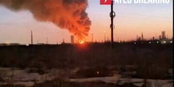 Ночью дроны атаковали Ярославский НПЗ: на заводе вспыхнул мощный пожар