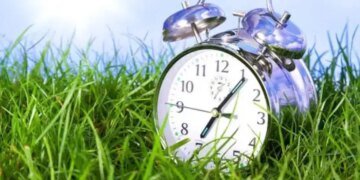 Украина переходит на летнее время: как не опоздать на поезд или автобус