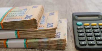 Официальный курс доллара впервые превысил 44 грн