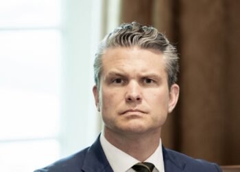 Министра обороны США заподозрили в инсайдерской торговле акциями накануне войны с Ираном