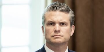 Министра обороны США заподозрили в инсайдерской торговле акциями накануне войны с Ираном